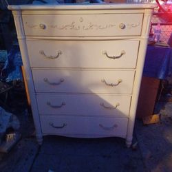 5 Dwawer Ventage Dresser White  Not New But In Good Condiitiom