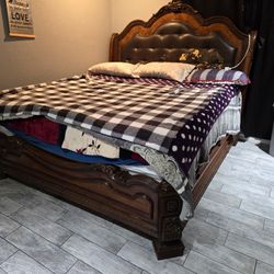 Solo La Cama King Size Gratis Sin Colchones.