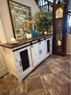 Beautiful white sideboard /tv stand PUEBLO COLLECTION in excellent condition