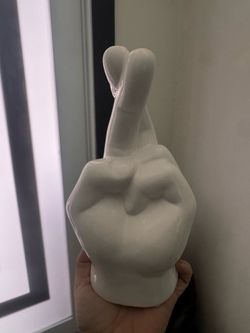 Finger crossed decor