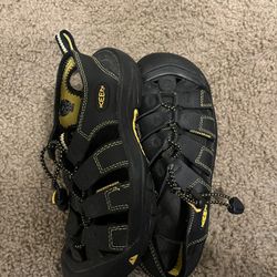 $10 Youth/Kids Keen sz 4
