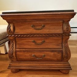  A Pair of 3-drawer nightstand 