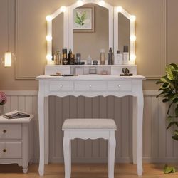 White make Up Vanity Vintage Style