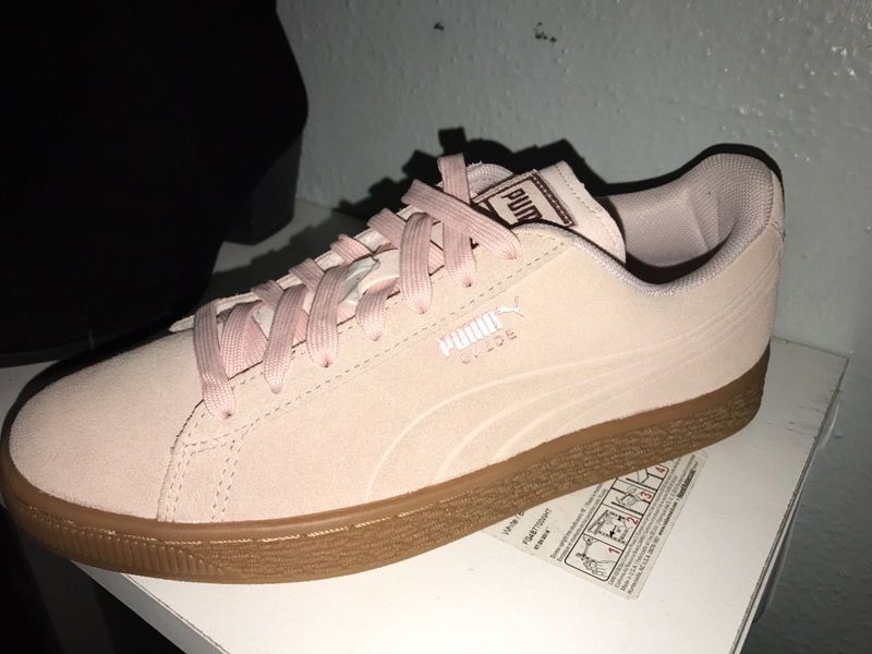 Brand new Woman's pumas In light pink