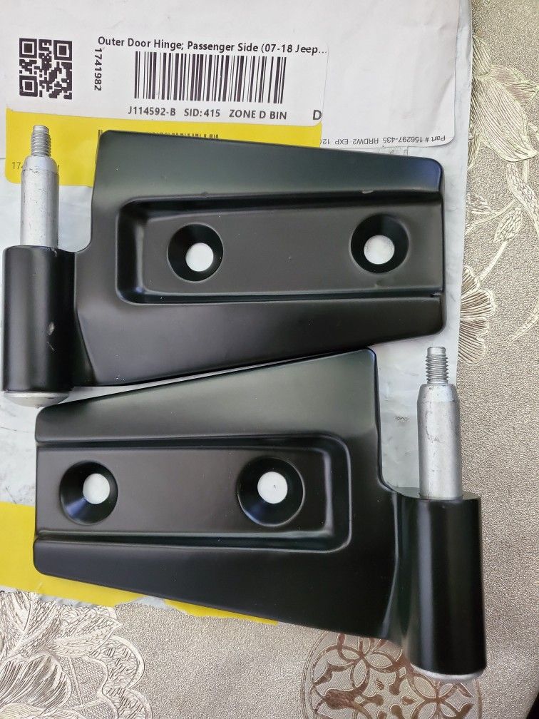 Outer door hinge passenger side (07-18 Jeep)