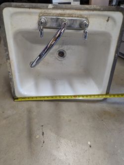 24 Inch Cast Iron White Porcelain Laundry Sink (with faucet)