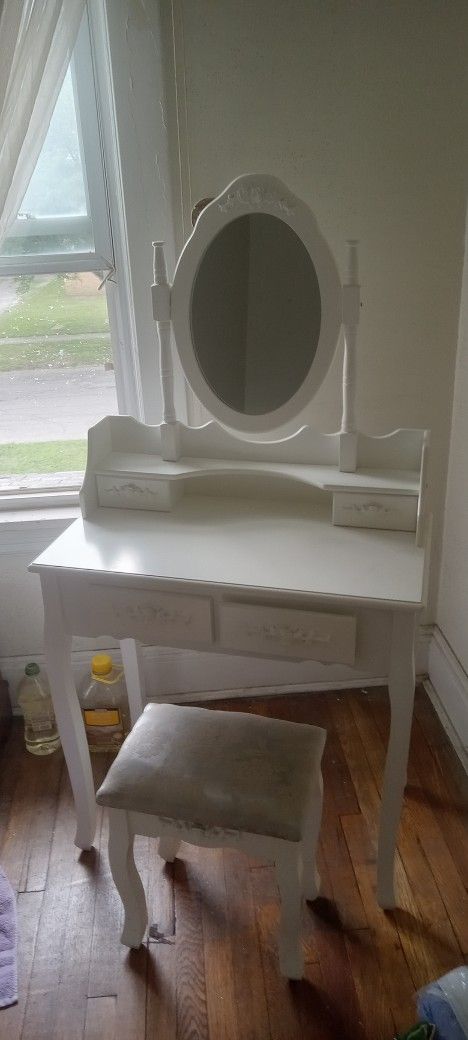 Vanity  Set With Stool