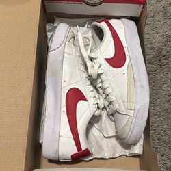 Blazer low 77 red and white size 3.5 youth