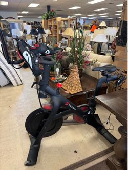PELOTON - Excellent condition- Retail: $399