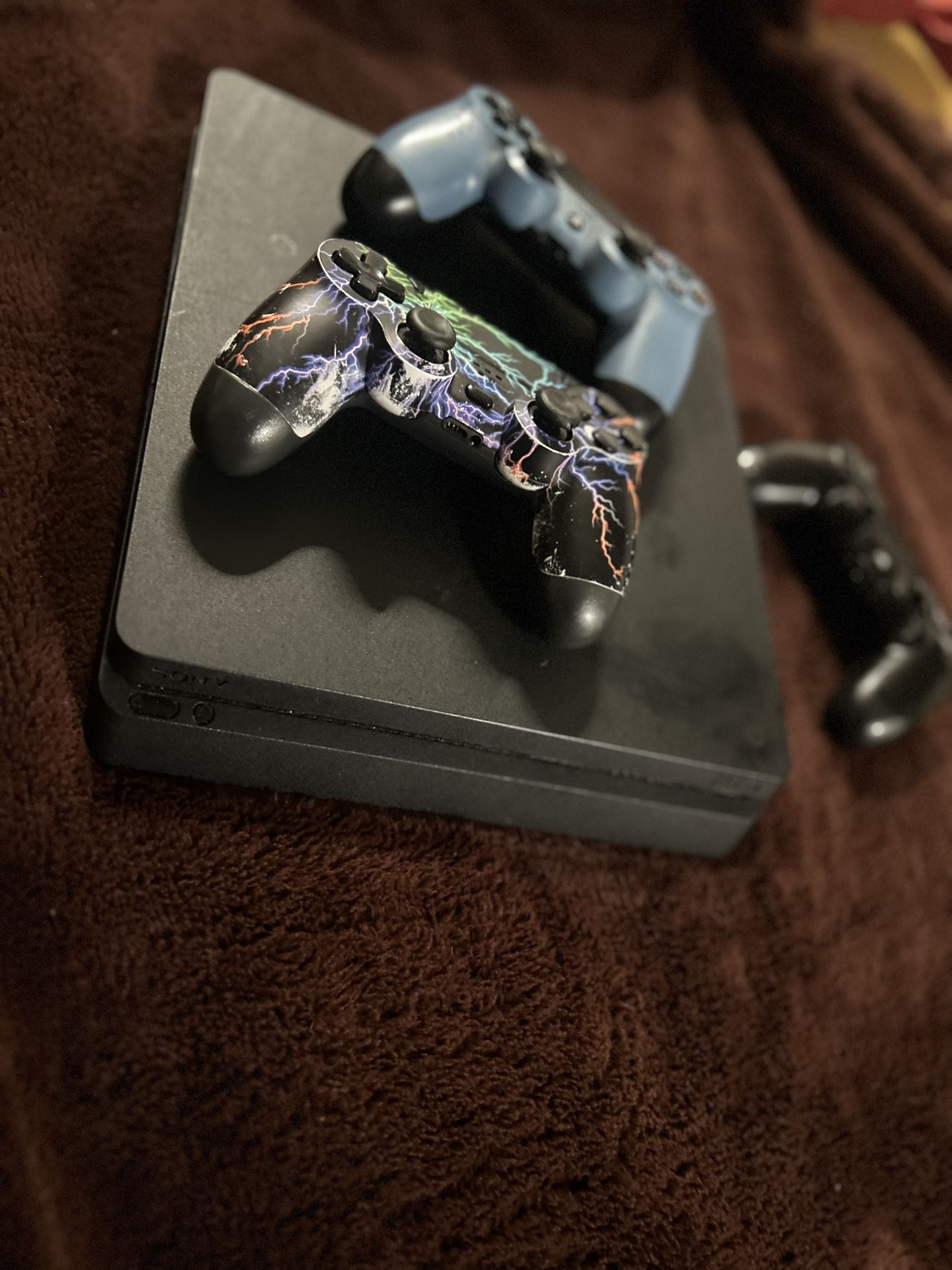 PS4 Slim 