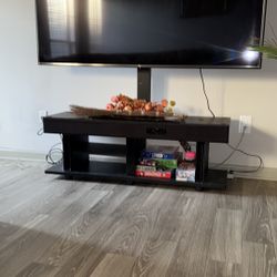 Tv For 2500. A 1500 . Good Conditions Tv And Table For Tv