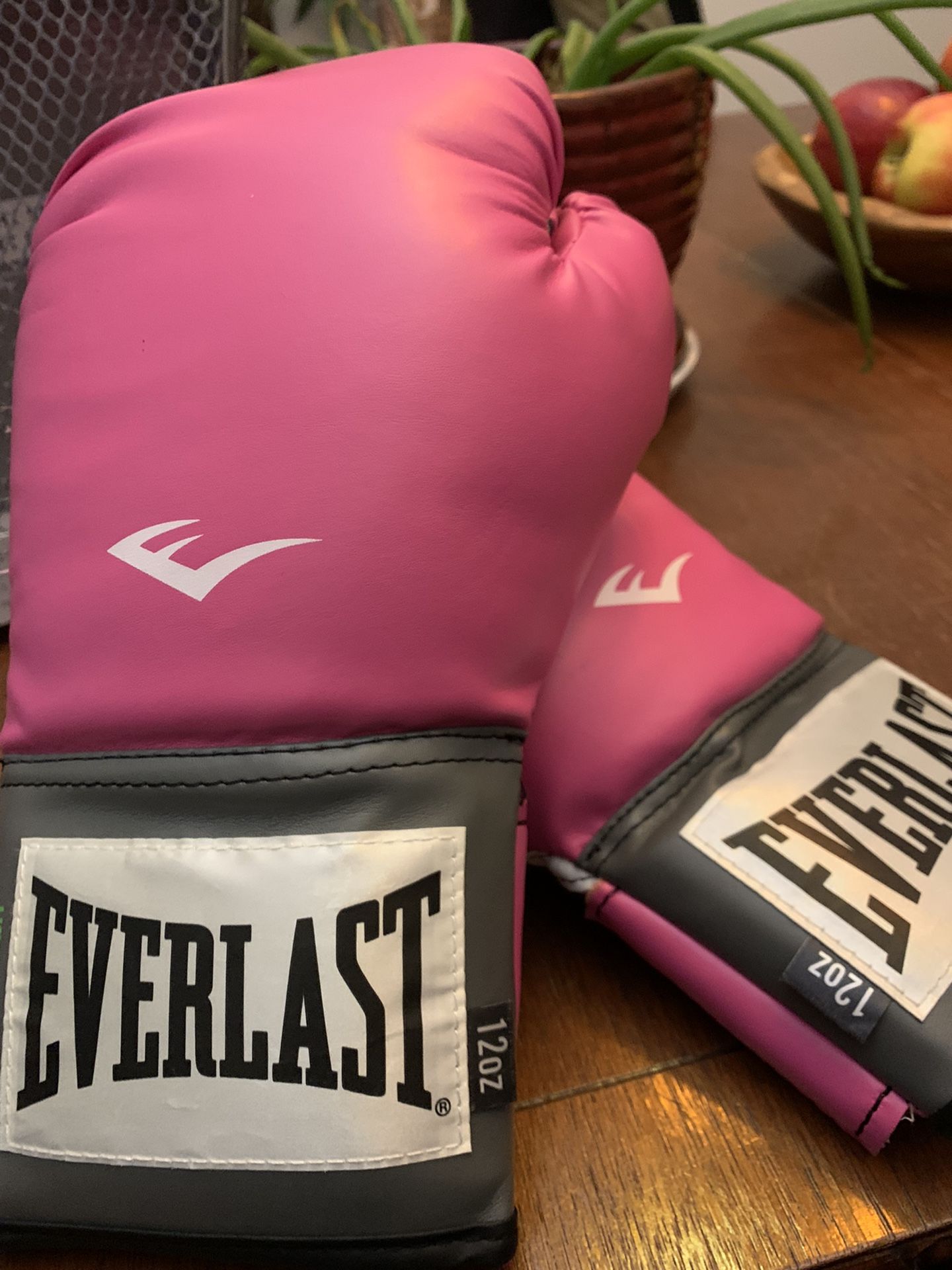 EVERLAST Limited Edition Women’s boxing prostyle training gloves.