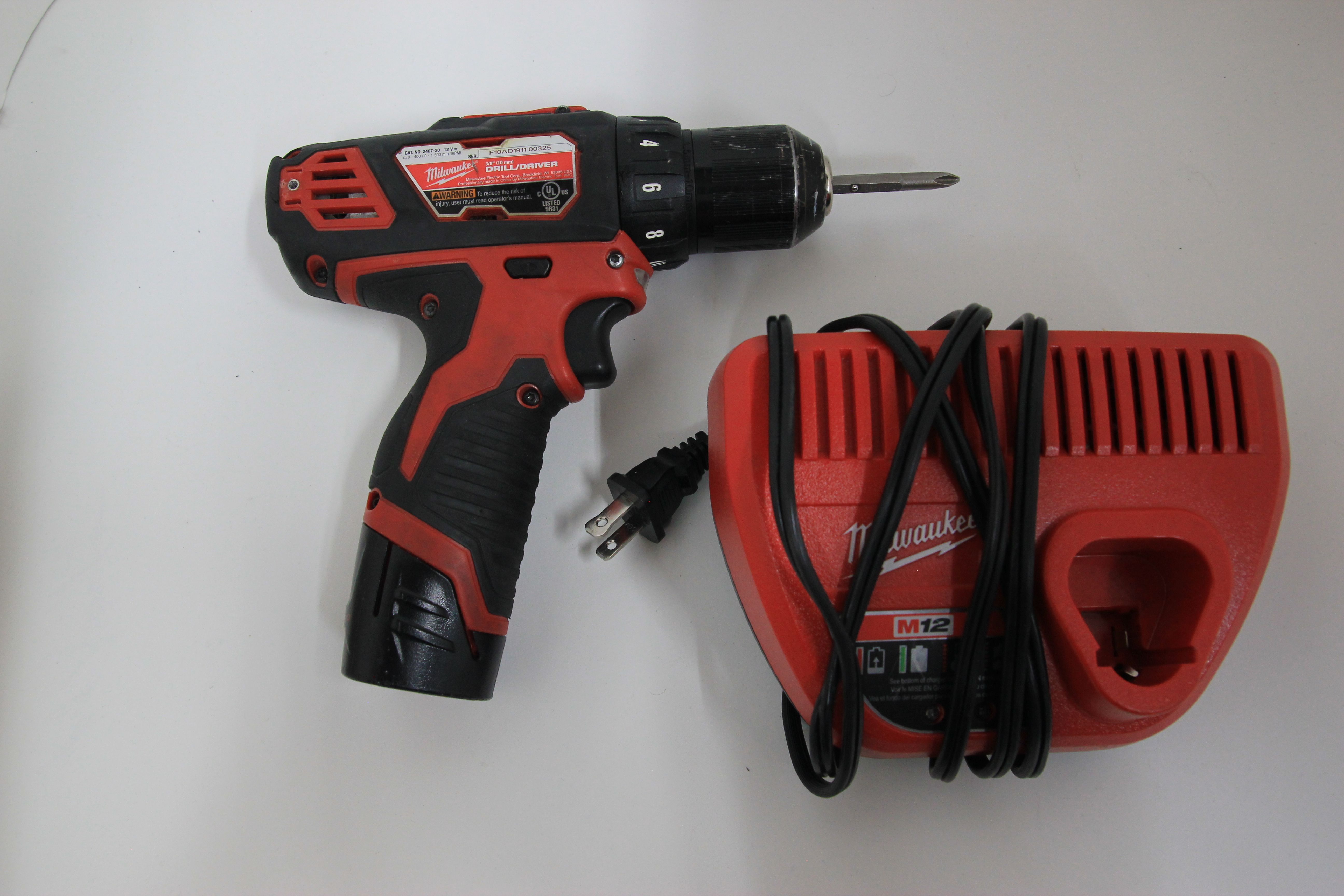 Milwaukee M12 2407-20 Cordless 3/8" 2-Speed Drill Driver Kit