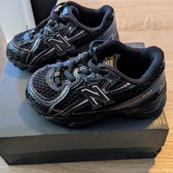 Slightly used Size 5 Black New Balance 