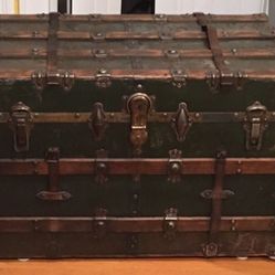 Vintage wooden steamer trunk with glass top