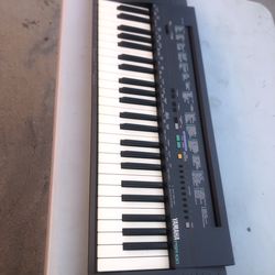vintage Yamaha PSR-100 keyboard.
