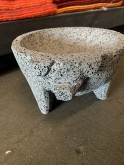 Molcajete de buen tamaño para la carne o salsas! 8 pulgadas de la boca