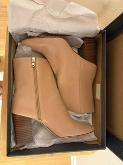 Ann Taylor women’s 9.5 North leather bootie ankle boots in Desert sand color