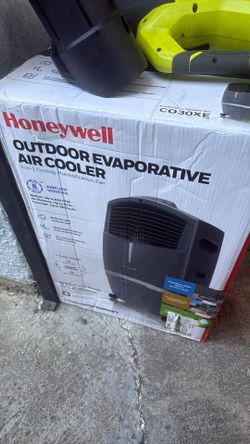 Honeywell CO30XE Indoor/Outdoor Evaporative Air Cooler, 525 CFM - 7.9 Gallon Tank, Gray
