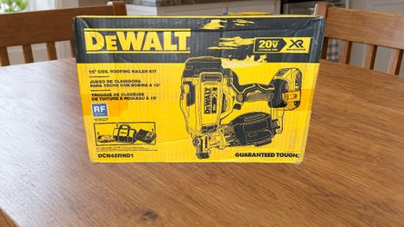DEWALT 20V MAX XR 15° Coil Roofing Nailer Kit