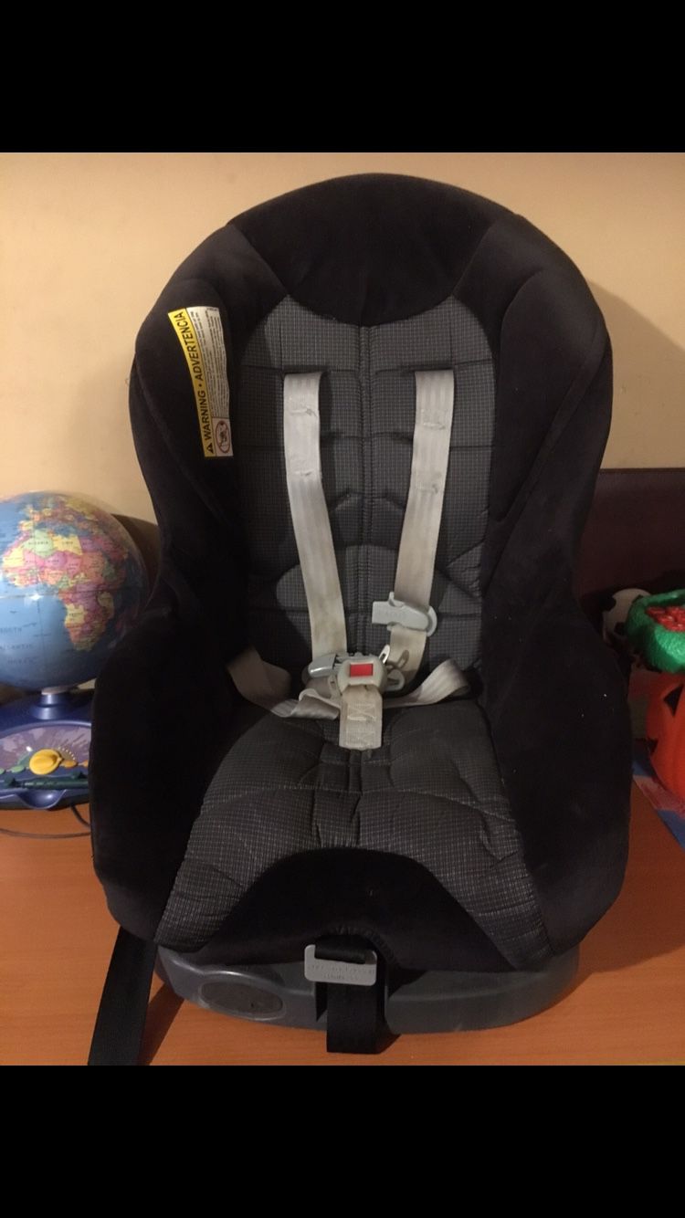 Graco black and gray car seat in a very good condition