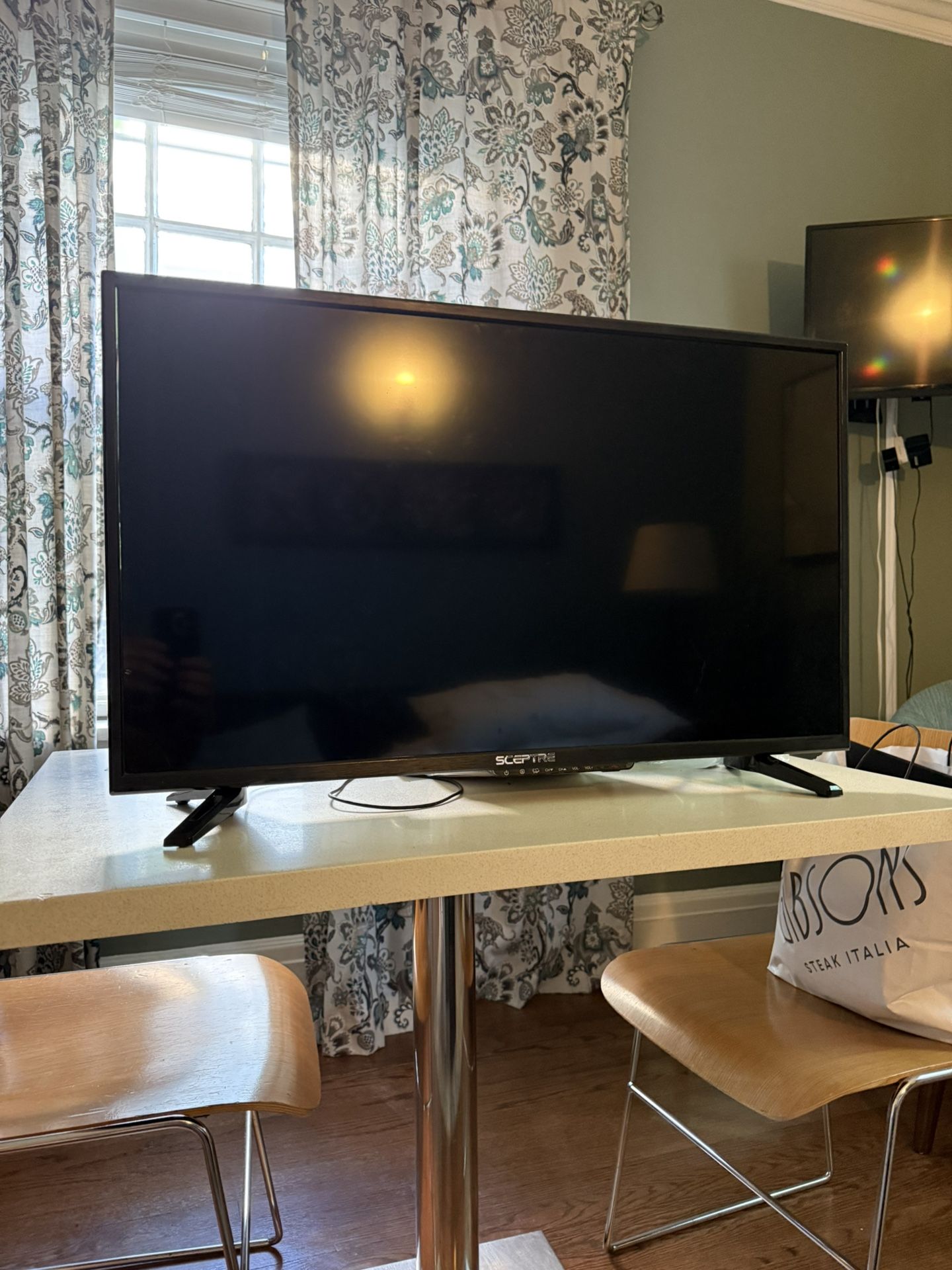 Sceptre 34 Inch TV
