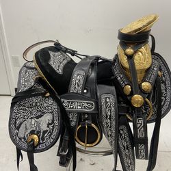 Montura Charra Super Bordada Con Herrage Y Fuste Chapeado En Oro
