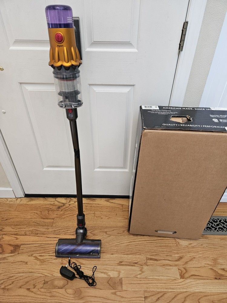 New Cond CORDLES DYSON VACUUM WITH ATTACHMENTS ,, AN