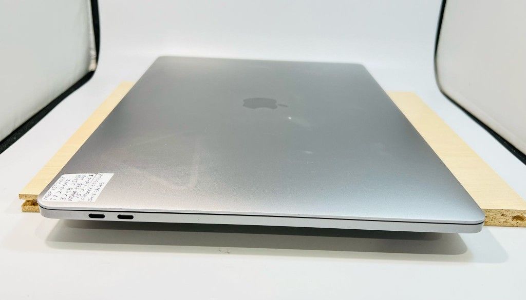 Apple MacBook Pro 15” 2018 2.2Ghz 6 Core i7 32GB ram 256GB Radeon