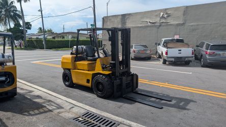 Hyster H90XLS Forklift - 9,000 lb