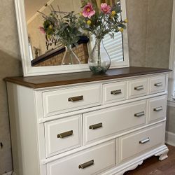 Bassett Dresser and Mirror With Coordinating Nightstand Pair
