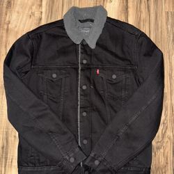 New men’s size medium Levi’s Sherpa jacket