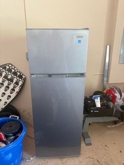 Frigidaire Top-Freezer Refrigerator 7.5 cu ft Steel, Like New