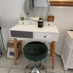 Vanity With Led Lights And Stool