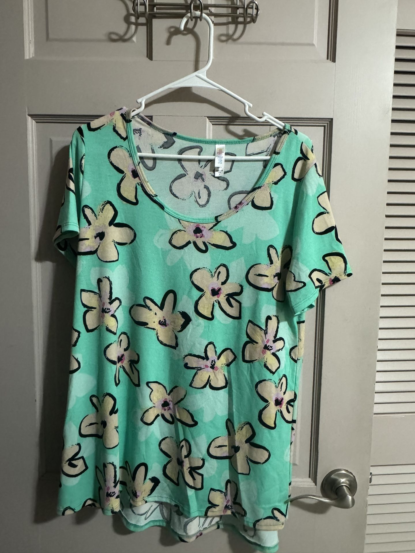 Womens LuLaRoe Mint Green Floral Top Size Large