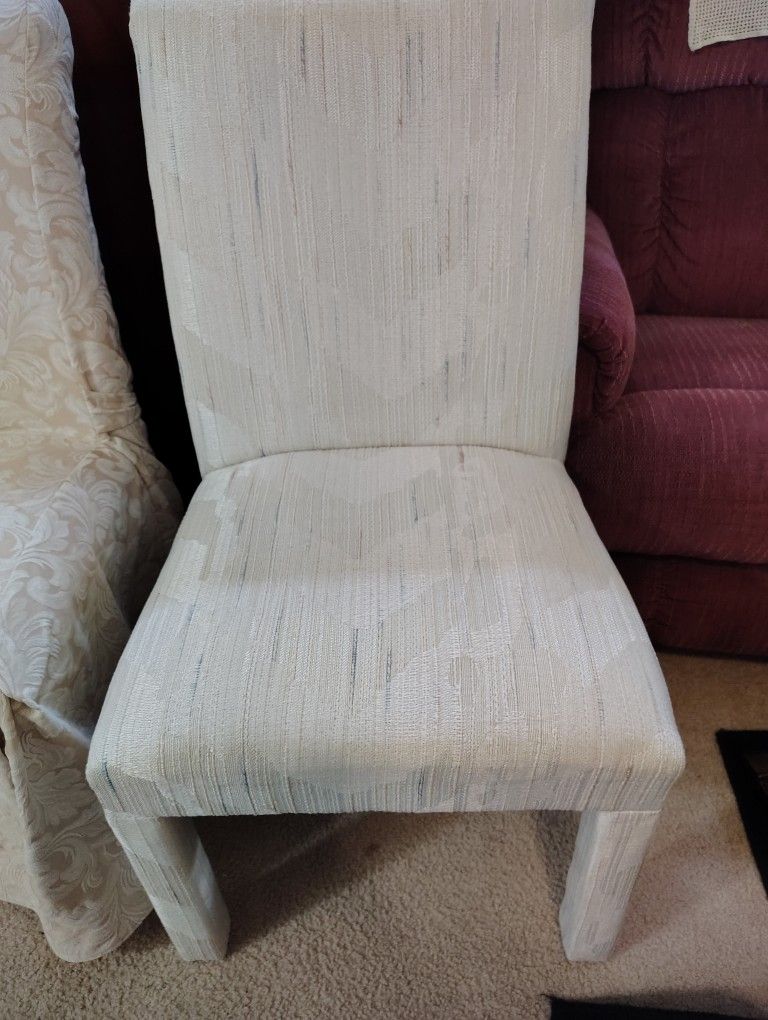 4 Beautifull Parsons Dining Chairs