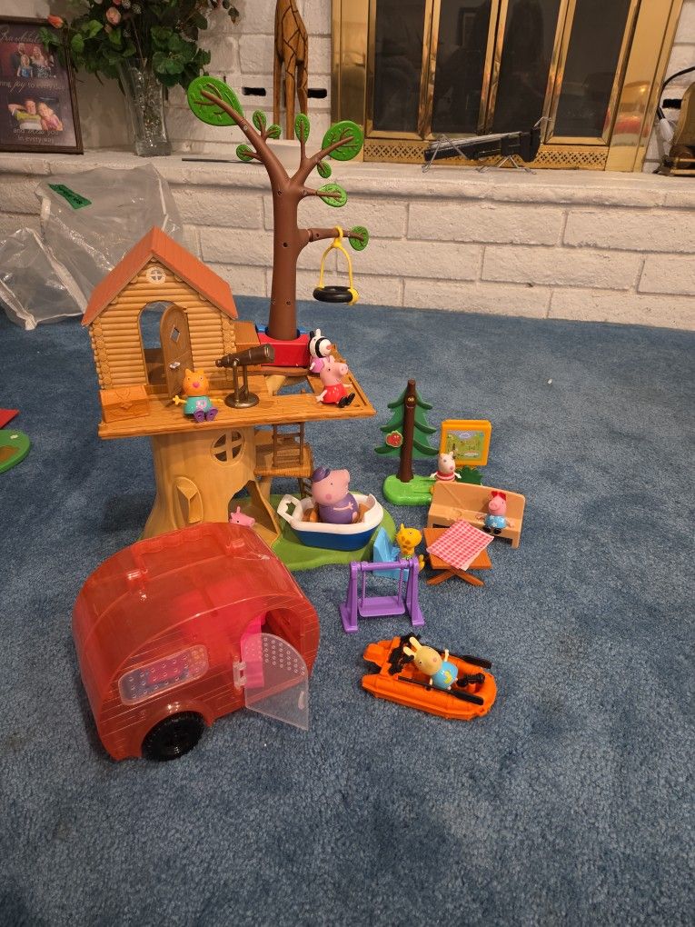 TREE HOUSE WITH PEPPA PIG CHARACTERS ETC. SEE DESCRIPTION
