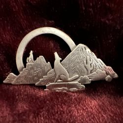 COLLECTIBLE 3” X 2” HOWLING WOLF PENDENT EX JJ 1988 EXCELLENT CONDITION