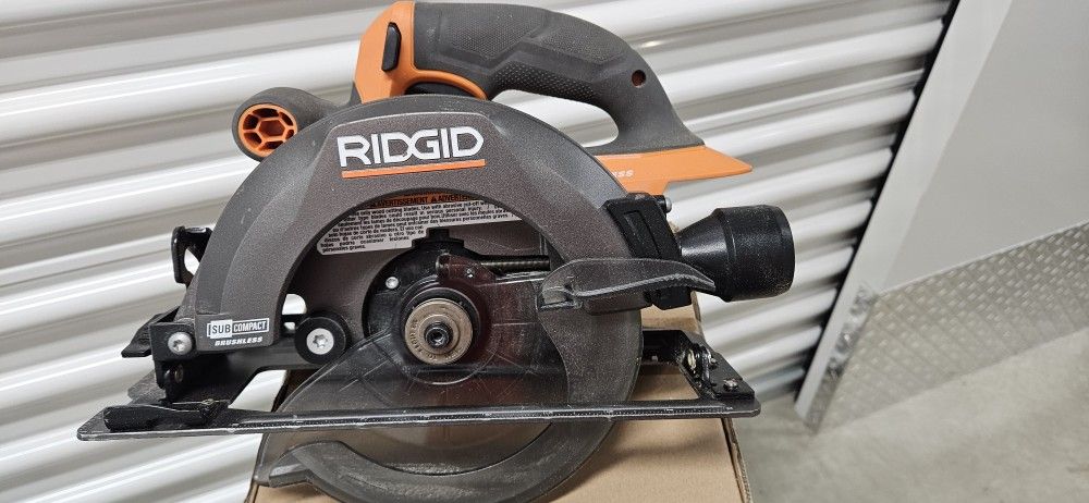 Like new 18V RIDGID 6-1/2" circular Saw