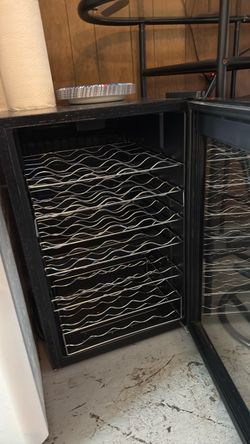 Beverage refrigerator