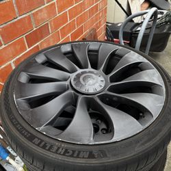 2023 Model Y Performance 21 inches staggered Uberturbines