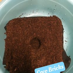 Coco Coir Fiber Soil Discs for House Plants, Succulents, Herbs, and Flowers.（18.5*12.2*11.2inch，30 Pack,33 pound）