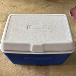 Rubbermaid Cooler With Side Drain Spout