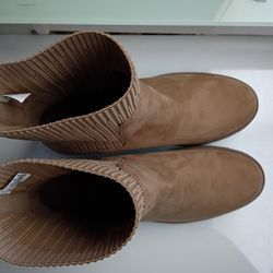 Beautiful Brand New Old Navy Swade Tan Boots 