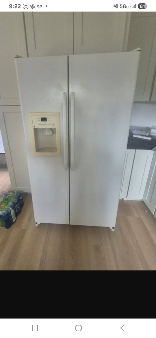 G,E Side By Side White Refrigerator,