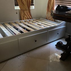 Day Bed With 3 Storage Drawers 