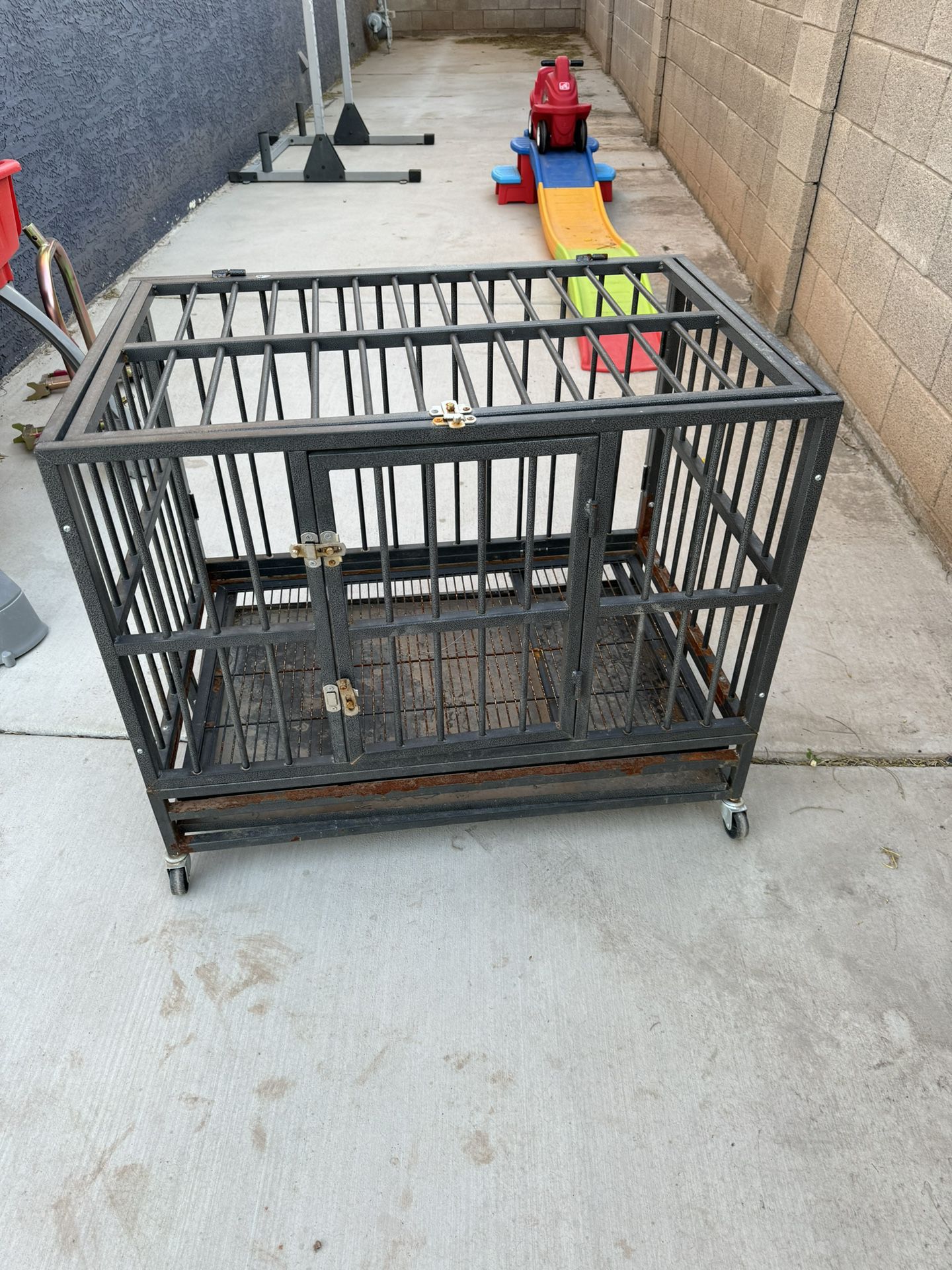 Dog Crate Solid Condition Needs Cleaned 3x2x3