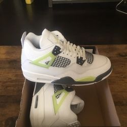 New Kid’s Air Jordan 4 Retro size 5.5Y/7W