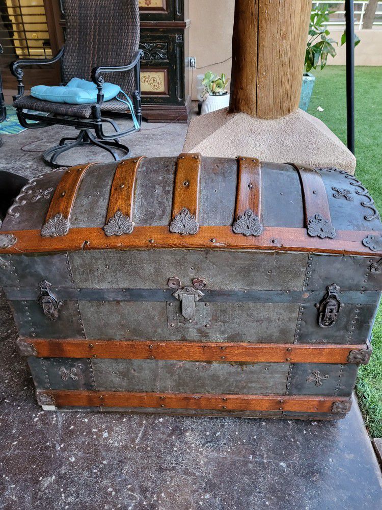 1900  Traditional Dome Top Steamer Trunk