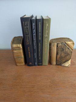 Hoda book bookends
